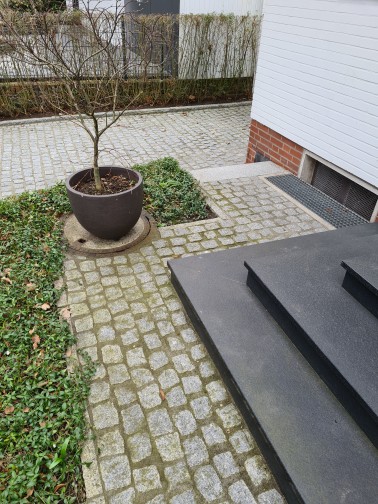 Granitsteinpflaster mit Fugenmörtel vor der Reinigung Granitsteinpflaster mit Fugenmörtel vor der Reinigung