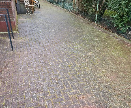 Betonsteinpflaster vor der Reinigung Betonsteinpflaster vor der Reinigung