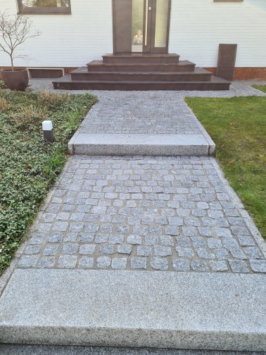 Granitsteinpflaster Pflasterfugenmörtel nach der Reinigung Granitsteinpflaster nach der Reinigung
