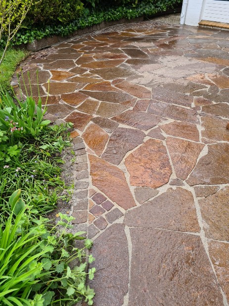 Polygonal Natursteinplatten mit Fugenmörtel Polygonal Natursteinplatten mit Fugenmörtel